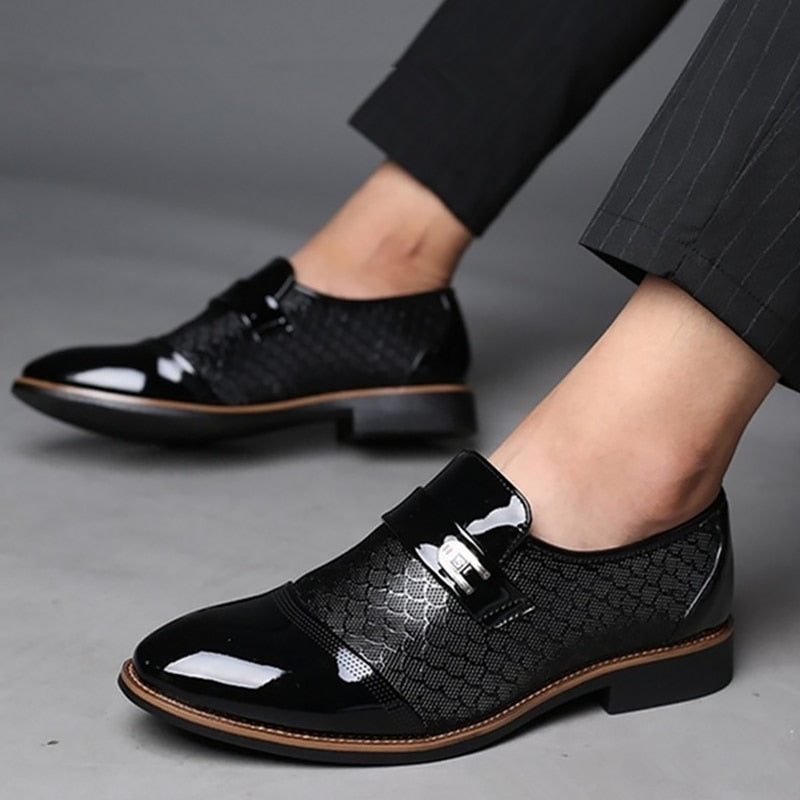 Men's shoes Leather Embossing Classic Fashion Luxury men shoes Wear-resistant Non slip Mans footwear Anti-slip Black shoes